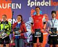 Bild: Arnold
Die Schnelllsten beim Spindellauf: Bei den Herren siegte Swen Arnold (Zweiter von rechts) von der DJK Weiden vor Niklas Konietzko. Bei den Damen gewann Carina Prey (links, TSV Detag Wernberg) vor Anja Beck.