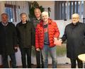 Bild: fvo
Schreinermeister Alois Bäumler (Zweiter von rechts) spendet 2000 Euro an Vereinsgemeinschaft und Pfarrei.