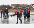 Bild: wro
Konzentriert agierten die Teilnehmer beim Eisstockschießen in Falkenberg.