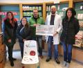 Bild: Vonhoff/exb
Eine Spende von insgesamt 3300 Euro erhalten das Familien- und Bürgerzentrum "Mittendrin" sowie die "Tafel"-Ausgabestelle der Mitterteicher Tafel in Kemnath. Die Spende wurde von der Stadt-Apotheke und der Vorstadt-Apotheke ermöglicht.