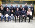 Bild: Feuerwehr Thanhausen/exb
Freude über Ehrungen, Beförderungen und reibungslose Neuwahlen bei (stehend von links) Bürgermeister Alfred Stier, Philipp Sertl, Florian Sölch, Jasmin Jung, Anke Sladky, Christian Zeitler, Florian Schwamberger, (sitzend von links) Holger Wolfrum, Josef Bäuml, Janik Schüßler, Tobias Schwamberger, Stefan Kulzer und Beatrix Heldwein.