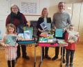 Bild: Pfarramt Waldsassen/exb
Maria Sagstetter (links) vom Pfarrgemeinderat, Rektorin Karin Gleißner, Stadtpfarrer Dr. Thomas Vogl und Schüler bei der Übergabe von spendenfinanzierten Bücherkoffern an die Grundschule Waldsassen.