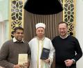 Bild: Matthias Bäumler/fph
Der katholische Pater John (links) mit einem Koran, Imam Mehmet Salih Aydin (Mitte) hält eine Bibel, rechts der evangelische Pfarrer Klaus Wening. Alle drei halten übrigens islamische Gebetsketten in Händen.