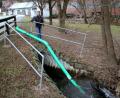 Bild: boj
Über diese fest installierten Rohre der neuen Wasserentnahmestelle können in Vakuumgüllefässern sehr schnell große Mengen Wasser aufgenommen und an die Einsatzstelle gebracht werden. Die Idee, die Entnahmestelle an dieser Brücke zu installieren, hatte Thomas Pirzer, der diese auch gleich selbst in die Praxis umsetzte.