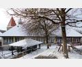 Bild: jp
In ein Gebäude am Klosterberg, in dem derzeit die Kastler Volksschule untergebracht ist, soll wenn es wieder frei ist, ein Teil des Kastler Kindergartens ausgelagert werden.