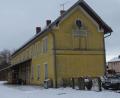 Bild: Houschka
Im Jahr 1859 eingeweiht und seit Jahrzehnten ein Objekt, das immer mehr verfällt: Der Bahnhof Freihöls an der Strecke Amberg-Schwandorf hat seit wenigen Wochen eine neue Besitzerin, die das Obejkt sanieren und Wohnungen entstehen lassen will. Eineinhalb bis zwei Jahre wird das dauern.