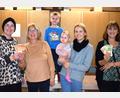 Bild: no
Der Frauenbund spendet an den Kindergarten-Förderverein: (von links) Bianca Zauner, Monika Gleißner, Katharina Forster mit ihren Kindern Theo und Fenja sowie Inge Eichenseer.