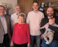 Bild: jma
Brigitta Ziegler (Mitte) an ihrem 90. Geburtstag mit (von links) Bürgermeister Joachim Neuß, den Söhnen Bernhard und Markus, Enkel Daniel und Urenkel Mattis.