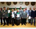 Bild: tra
Schützenmeister Heiner Graf und Zweiter Schützenmeister Marco Maier (von links) gratulierten den Geehrten John Neal, Brigitte Graf, Anita Holliday, Emma Riedl, Finn Holliday, Klaus Günther, Markus Dollacker und Wolfgang Reichert, Bürgermeister Hans Ram (rechts) lobt die Verreinsarbeit.