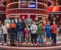 Bild: © NDR/Thorsten Jander, 
Der zwölfjährige Markus Stauber aus Vohenstrauß (vorne, Vierter von rechts) blieb cool und gewann gegen Herausforderer und Schauspieler Jan Josef Liefers. Er flippte 16 aufgebaute 1,5 Liter Flaschen in die Baggerschaufel. Liefers schaffte 14 Flaschen. Seine Heimat hat er in der Bundeshauptstadt bestens vertreten.
