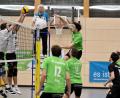 Bild: Hubert Ziegler
Johannes Helm vom VC Amberg befördert den Ball mit einem kräftigen Schmetterschlag über das Netz: Der VC DJK Amberg bekommt es am Wochenende mit dem TSV Friedberg und VCO München zu tun.