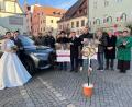 Bild: Gabi Schönberger
Ab 19. Januar darf wieder gewürfelt werden. An den "Weidener Hochzeitswochen" beteiligen sich elf Fachgeschäfte. Gemeinsam mit Oberbürgermeister Jens Meyer (Sechster von rechts) rühren sie die Werbetrommel für die Aktion.