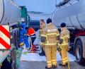 Bild: Ringlstetter/exb
Kräfte der BASF-Werksfeuerwehr bereiten auf dem Hof eines Nabburger Abschleppunternehmens das Umpumpen der Chemikalie vor.