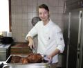 Bild: prh
Felix Deinzer hat ab sofort nicht nur in der Küche des Gasthofs "Zum weißen Rössl" das Sagen. Er hat den gesamten gastronomischen Betrieb von seinen Eltern übernommen.