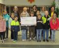 Bild: Grundschule Immenreuth/exb
An Beatrix Kempf übergaben Rektorin Gudrun Lehner, die Elternbeiratsvorsitzenden Maria Bock und Heidi Schlicht, stellvertretende Schulleiterin Kerstin Zaus (von links) sowie die Klassensprecher den Scheck.