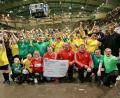 Bild: mr
Der Wildenauer Fanclub überreichte beim Bananenflanker-Budenzauber 500 Euro für die Bananenflanker-Teams. Auch Bundesligatrainer Markus Weinzierl (hinten rechts) und Tobias Schweinsteiger (links daneben) freuten sich über die Spende.