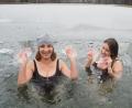 Bild: bl
Helga Spörl und Melanie Böhm sind begeistert vom "Energie-Booster" Eisbaden. Ohne Bibbern tauchen sie ein ins nur wenige Grad kalte Wasser des Moorbads in Schönsee.