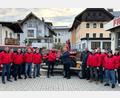 Bild: Feuerwehr Teunz/exb
Eine Abordnung der Feuerwehr Teunz nimmt in Zell am See das neue Einsatzfahrzeug, ein gebrauchtes, aber völlig intaktes Quad, in Empfang. Das "Geschäft" besiegeln Kommandant Andreas Brandstätter und Peter Onz (Bildmitte).