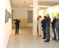 Bild: pi
Hannah Bischof (links) hat aufmerksame Zuhörer bei der Präsentation ihrer Ausstellung.