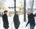Bild: Gabi Schönberger
KZ-Gedenkstättenchef Jörg Skriebeleit diskutiert mit seinen Mitarbeitern Julius Scharnetzky und Johannes Lauer (von rechts) neue Nutzungskonzepte für den früheren Steinbruch des Konzentrationslagers Flossenbürg. Für das Verwaltungsgebäude im Hintergrund haben sie schon konkrete Ideen.