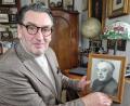 Bild: Thomas Dobler
Martin Irl, der Hausarchivar der Grafen von Holstein. Auf dem kleinen Foto Ludwig Maximilian Graf von Holnstein aus Bayern (1897-1966).