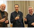 Bild: bph
Mit einem Glas tschechischen Weins stießen Pfarrer Marek Badida (Bildmitte) und Pfarrer Hannes Lorenz (rechts) auf künftige Begegnungen der beiden Pfarrgemeinden an, hier zusammen mit dem Historiker und Dolmetscher Ludek Thomayer (links).
