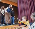 Bild: ubb
Beim interaktiven Theaterstück zum Thema gesunde Ernährung in der Mittelschule Waldsassen erlebten die Grundschulkinder Jakob und Nora die zweite Hälfe der Vorstellung während des Essens wie bei einem "Krimi-Dinner".