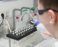Bild: Gabi Schönberger
Eine Synlab-Mitarbeiterin wertet im Labor an der Kesselschmiede Haar- und Urinproben aus. Die IG BCE ruft die Beschäftigten dazu auf, am Dienstag für mehr Lohn zu streiken.