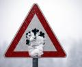 Symbolbild: Karl-Josef Hildenbrand/dpa
Ein Verkehrsschild, auf dem vor Schnee- und Eisglätte gewarnt wird, ist mit Schnee bedeckt. Glatte Straßen in Amberg und im Landkreis Amberg-Sulzbach hielten die Rettungskräfte und die Polizei auch am Donnerstag auf Trab.