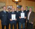 Bild: pop
Die Feuerwehr Emhof ehrt langjährige Mitglieder (von links): Vorsitzender Stefan Dirmeier, Kommandant Peter Werner, Josef Reinstein, Kreisbrandmeister Jürgen Ehrnsberger, Rudi Deml, Kreisbrandinspektor Armin Daubenmerkl und Zweiter Bürgermeister Martin Bauer.
