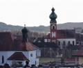 Bild: gz
Von der Eslarner Friedhofskapelle geht der Blick auf die Pfarrkirche mit dem Zwiebelturm.