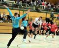 Bild: Hubert Ziegler
Aleksa Mikovic (weißes Trikot) vom HC Sulzbach sorgte in dieser Szene mit seinem Tor zum 38:36 wenige Sekunden vor dem Ende für die Vorentscheidung. Torhüter Simon Gürtler (links) vom HV Oberviechtach hatte keine Chance.