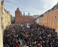 Bild: Michael Bothner
Angemeldet war laut Polizei eine Demonstration mit 200 Teilnehmern, gekommen waren in die Regensburger Altstadt dann 3000 bis 5000.