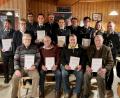 Bild: Feuerwehr Krummennaab/exb
Ehrungen gab es bei der Feuerwehr Krummennaab. Sitzend von links: Hartmut Andretzky, Hugo Reul, Eduard Küsperth, Gottfried Wenning. Stehend von links: Andreas Heinz, Bürgermeisterin Marion Höcht, Markus Gallersdörfer, Christoph Sieder, Herbert Schmidt, Alexander Schneider, Vorsitzender Matthias Reul, Zweite Vorsitzende Stefanie Sieder, Zweite Kommandantin Katrin Gruber und Kommandant Patrick Schneider.