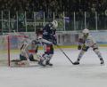 Bild: Elke Englmaier
Die Blue Devils kassierten am Sonntag gegen die Heilbronner Falken die erste Heimniederlage in dieser Saison. Hier lauert Fabian Voit vor dem Kasten des Heilbronner Keepers Patrick Berger.