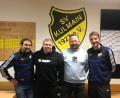 Bild: ak
Fußball-Kreisligist SV Kulmain hat seine Trainer-Baustelle geschlossen. SV-Vorsitzender Wolfgang Groß (links) und Abteilungsleiter Florian Greger (rechts) präsentierten Interimstrainer Alexander Schäffler (Zweiter von links) und den neuen Coach ab der kommenden Saison Oliver Drechsler.