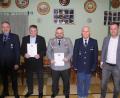 Bild: soj/exb
Ehrungen bei der Krieger- und Soldatenkameradschaft Ebnath: Kreisvorsitzender Thomas Semba (links) sowie Bürgermeister Wolfgang Söllner und KSK-Vorsitzender Manfred Riedl (von rechts) dankten Willi Anzer (Zweiter von links) und Manuel Würstl (Mitte) für ihre langjährige Mitgliedschaft bei der KSK.