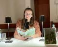 Bild: Karin Wilnauer/exb
Johanna Sebauer stellt in der evangelischen Kirche in Pfreimd ihren Debütroman „Nincshof" vor.
