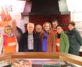 Bild: frd
Das Team der Tafel Oberviechtach ist mit Vorsitzenden Friedrich Keller (Dritter von links) beim Einräumen der Theke, als Redakteurin Gertraud Portner (Vierte von rechts) die Nachricht über die Spende von Oberpfalz-Medien überbringt.