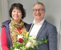 Bild: Eva Bößl, Verdi Bezirk Oberpfalz/exb
Beate Schümann feiert 40. Dienstjubiläum. Alexander Gröbner gratuliert.