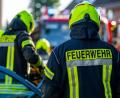 Bild: David Inderlied/dpa/Symbolbild
Feuerwehrleute stehen um ein Auto, das einen Unfall gehabt hat.