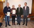 Bild: gru
Ingo Schuster, Elisabeth Dehling und Rudi Gruber wurden für ihren Einsatz bei der Kriegsgräbersammlung von Bürgermeister Hans-Jürgen Strehl geehrt.
