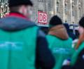 Bild: Jan Woitas/dpa
Im Tarifkonflikt ist der GDL eine Arbeitszeitreduzierung für Schichtarbeiter besonders wichtig: von 38 auf 35 Stunden pro Woche bei vollem Lohnausgleich. Die Forderung hält die Bahn für unerfüllbar.