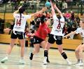 Bild: Hubert Ziegler
Die Defensivarbeit des HC Sulzbach war die Basis für den Heimsieg: Teresa Fröhlich (rotes Trikot) und ihre Mitspielerinnen von der HSG Nabburg/Schwarzenfeld sahen sich stets einer Sulzbacher Abwehrwand gegenüber.
