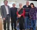 Bild: Marktgemeinde Plößberg/exb
Monika Meier (Mitte) konnte die Glückwünsche von Schwägerin Veronika Meier, Bruder Reinhard Meier, Pfarrer Thomas Thiermann und Bürgermeister Lothar Müller entgegennehmen.
