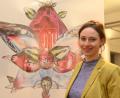 Bild: gf
Bis 3. März stellt Miriam Ferstl ihre Werke in der Stadtgalerie Alte Feuerwache aus. Hier präsentiert sich die Oberpfälzer Künstlerin vor ihren Textilarbeiten "Friendly Damons".
