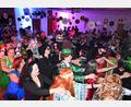 Bild: kki
150 echte und unechte Frauen feiern Pirk Fasching – auch mit einer Polonaise durch den Saal.