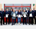 Bild: S. Baumer/exb
Die Feuerwehrführung und Bürgermeister Rudolf Teplitzky gratulieren den langjährigen Mitgliedern, deren Einsatz mit der Verleihung von Urkunden gewürdigt wird.