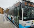 Bild: Wolfgang Steinbacher
Der Sulzbacher Bahnhof bildet die Drehscheibe des neuen Stadtbus-Konzepts. Durch das „Rendezvous-System“ kommen alle Busse gleichzeitig am Bahnhof an, was einen Umstieg innerhalb der Stadtbuslinien sowie Anschluss an den Zugverkehr möglich macht.