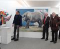 Bild: Kunz
Die Besucher der Vernissage bestaunen die Bilder und Exponate von Axel Bunt und Christoph Bartolmais.